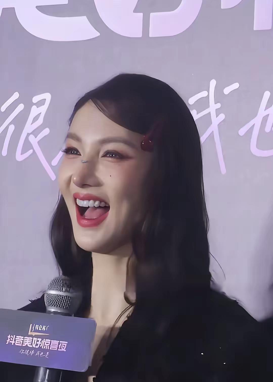 金晨又变脸啦，而且是越变越好看的那种，真让人羡慕！明星整容早已见怪不怪，只是其