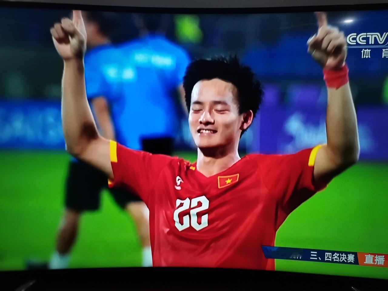 越南队太顽强啦！越南队点球大战7比6战胜韩国队，越南队以总比分9比8拿下韩国队，