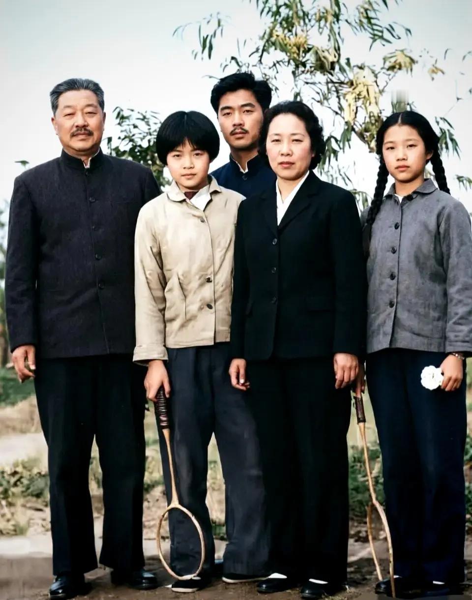 贺龙元帅的一张全家福！他和妻子养育了三个孩子，男孩特别像爸爸，两个女孩活泼开朗，