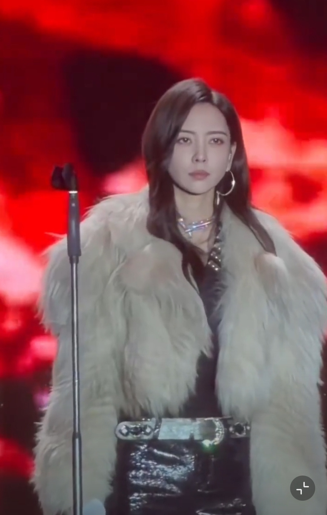 于文文演唱会晕倒于于文文演出突发意外，唱着唱着好好的，突然就扭头蹲下，看样子