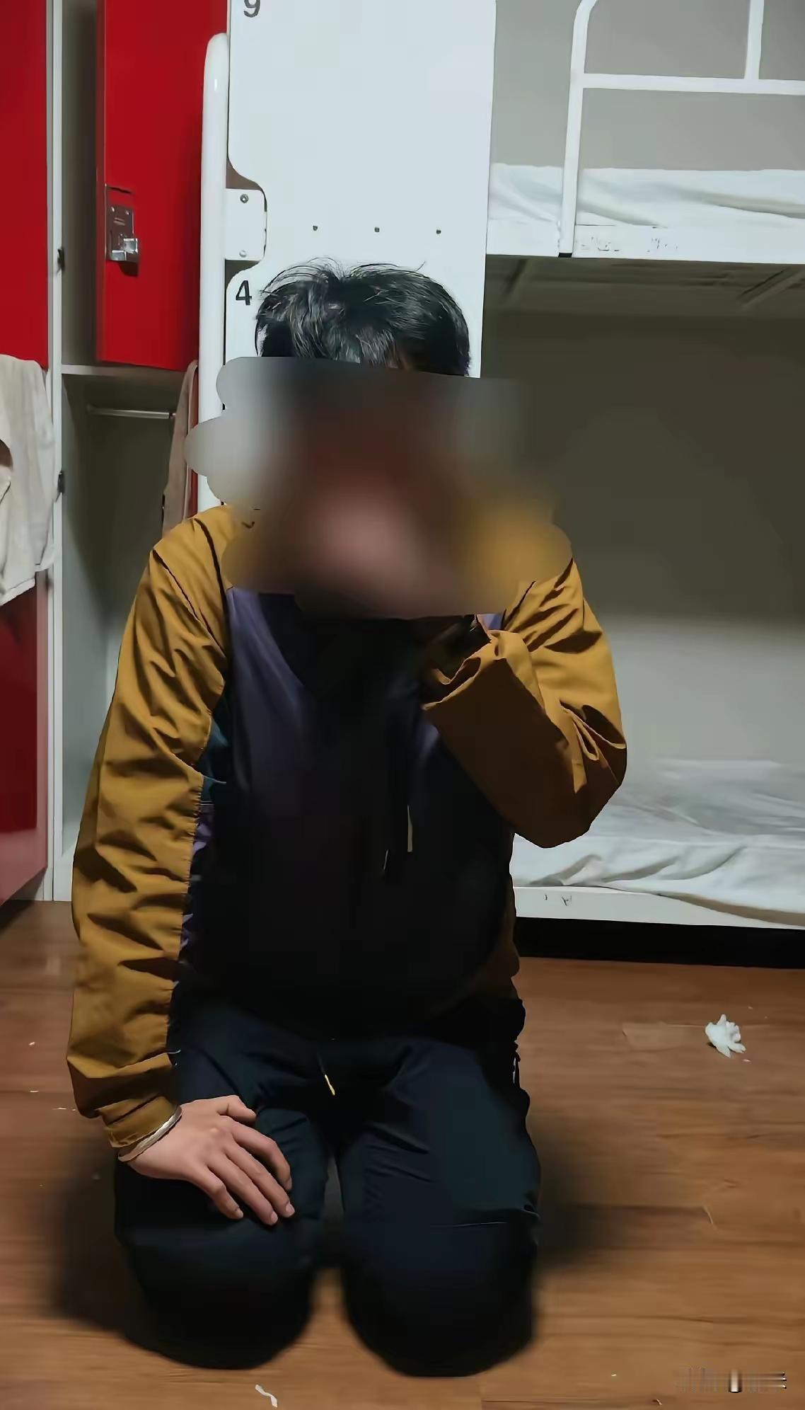 凌晨五点的釜山，海风带着咸湿的凉意，却吹不散青旅十人间里那股令人作呕的腥臊味。对