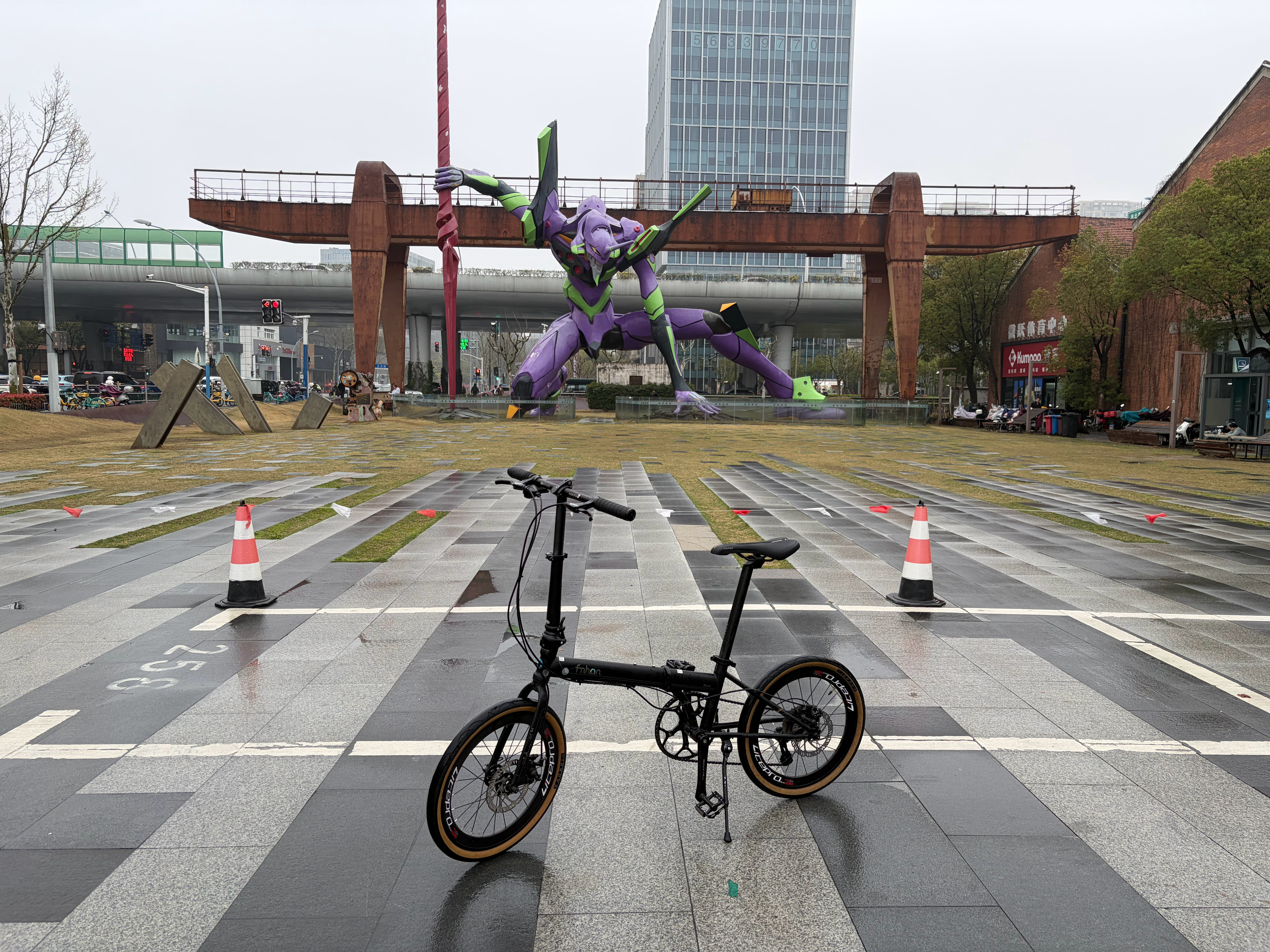 早，早上骑车上班，绿色出行。能闻一闻雨后的空气，还能打卡EVA，耳机里传来One