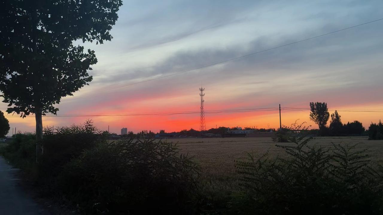 让女生上瘾的聊天方式——1、早安错误："早呀'正确："有你说早安的早上风