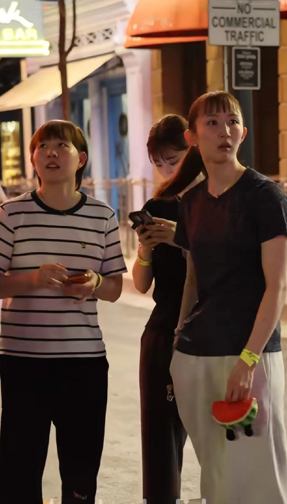 破圈！莎莎带火的不止国乒，是整个乒乓江湖刷到新加坡街头这一幕，真的破防了