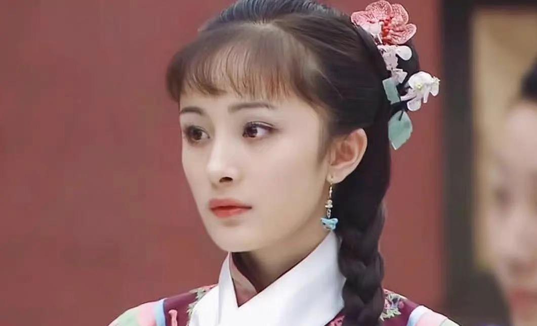 对杨幂有印象的一部女主剧是《上书房》，那时候很年轻很漂亮，是很清秀的那种漂亮。