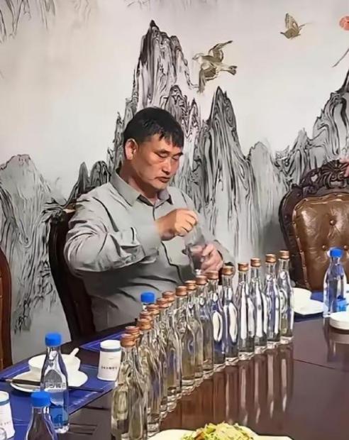 朱之文很明白，自己就是一个“卖唱”的，演出完了主办方请他喝30块钱一瓶的