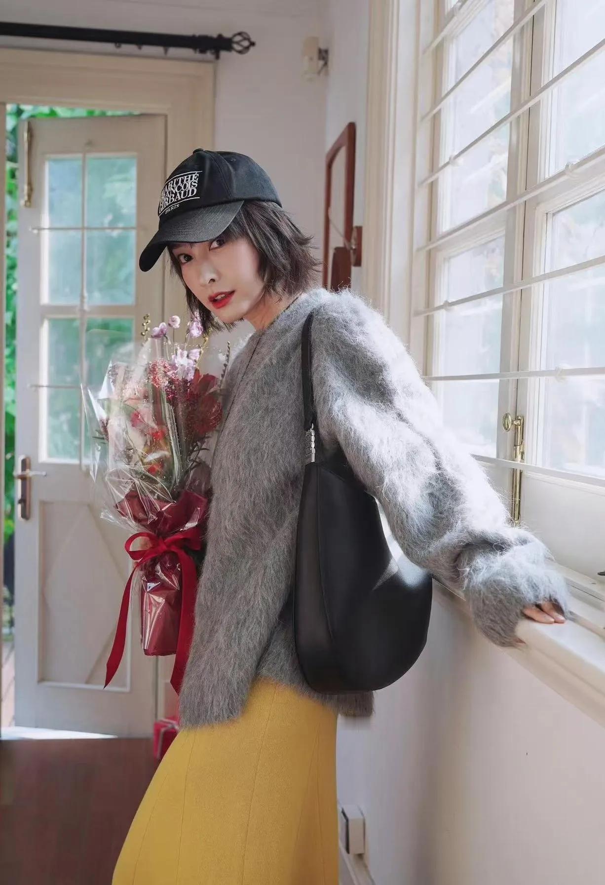 吴昕穿搭太会了！灰毛衣配黄半裙超高级吴昕的私服品味绝了！灰色毛绒毛衣搭亮黄