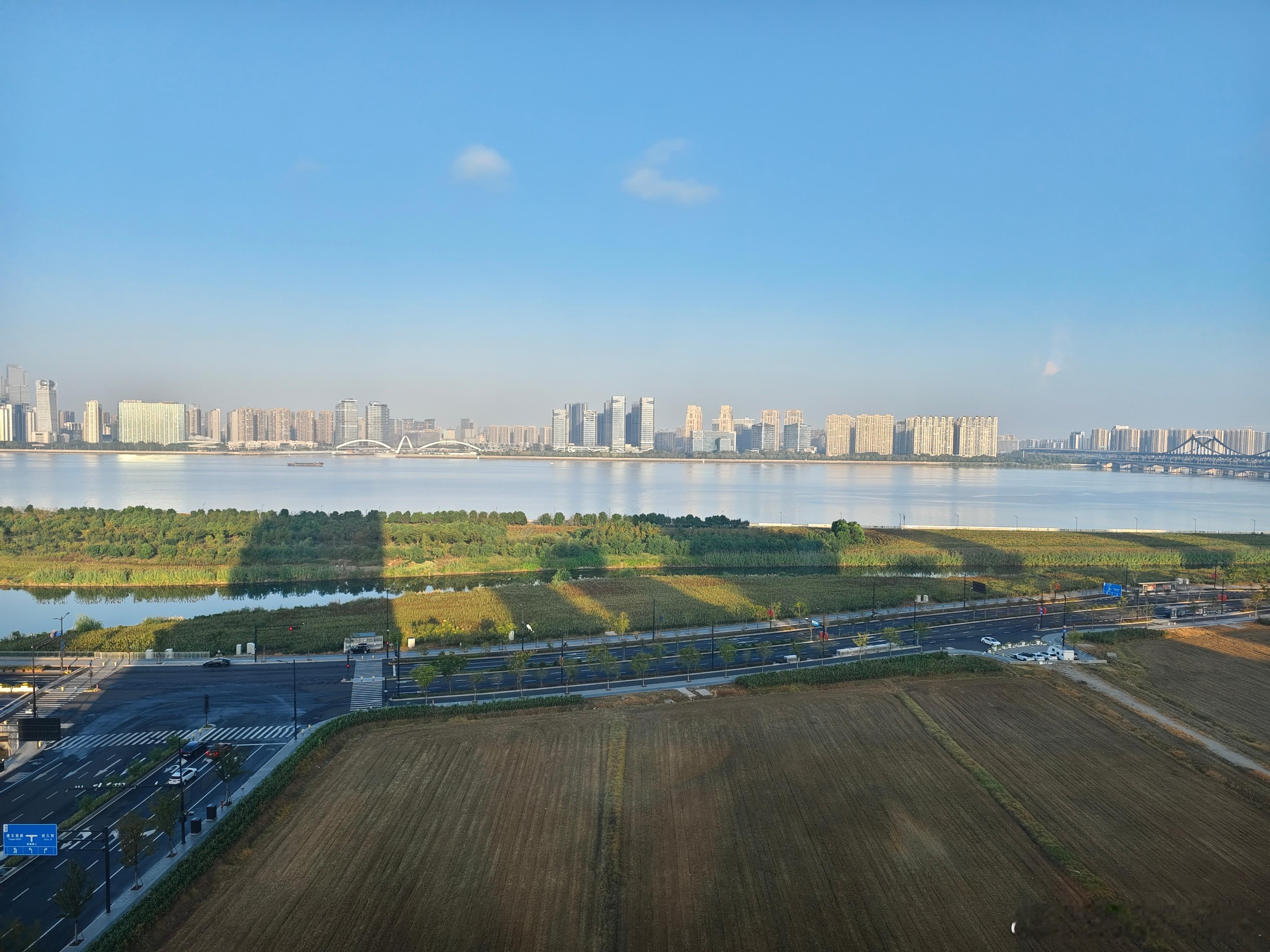 早安，钱塘江真漂亮！刚翻了下出行记录，这是我今年第7次来到这座城市，看来跟杭州很