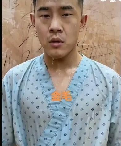 金毛侥幸吃上了2025年的年夜饭，这顿年夜饭他是吃的五味杂陈吧！2024年还