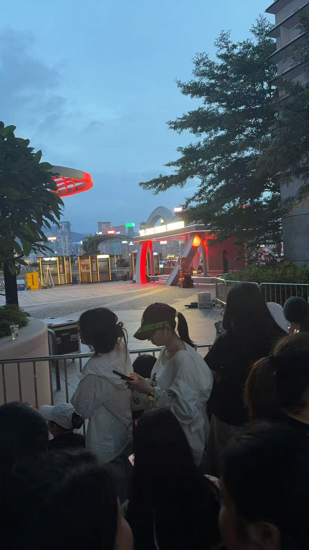 肖战香港好家伙，现场说都开始排队了，关键是活动明天下午才开始啊！！这人气太牛了，
