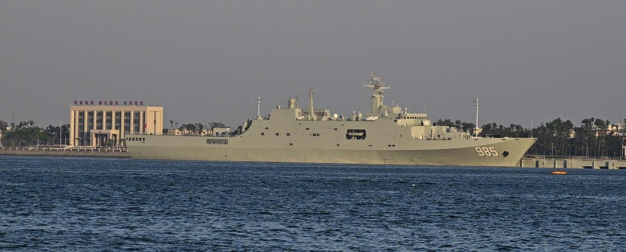 军港里停放着各种主力作战舰艇，和旁边的052D、现代化改进的052B相比，拥有一