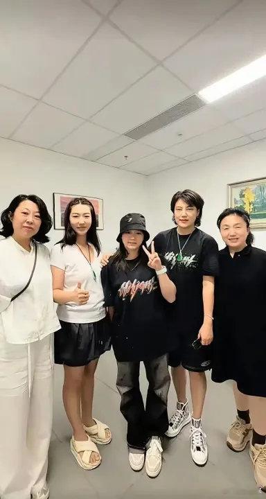全红婵与黄子韬妈妈合照全红婵与黄子韬妈妈合照了！全红婵与黄子韬家人合照高高的那个