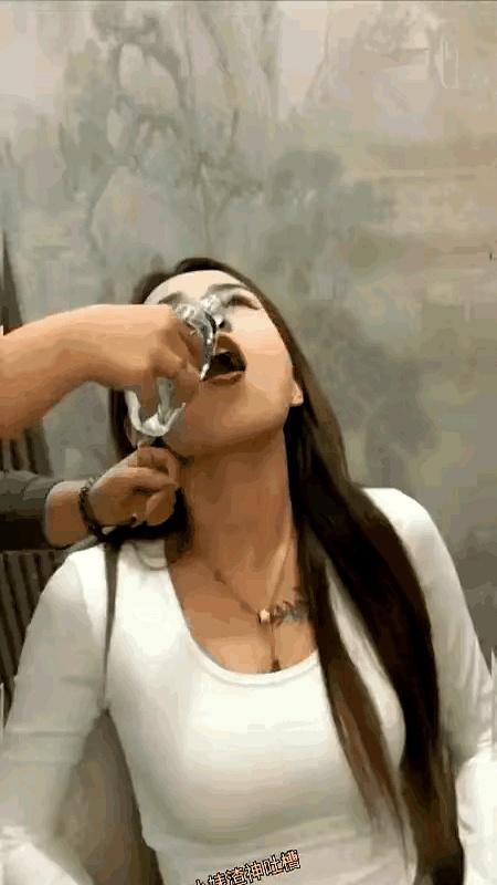 你有没有想过，为啥有些女的在有钱人面前，总感觉自己的底气一下子就没了？说白了，