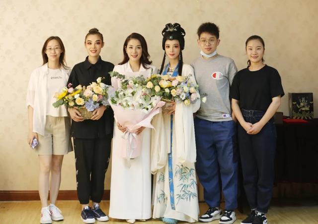 李云霄陈丽君的合影，她们曾经火得一塌糊涂，实力派的绝代双骄。