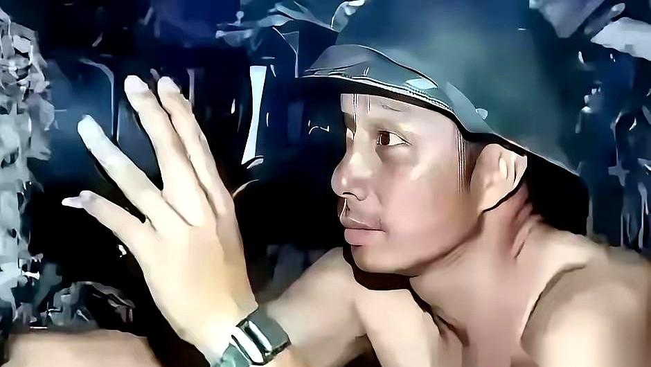 刷到这张老照片，我愣了三秒。第一眼，还以为是哪个健身博主在秀肌肉。再一看，1