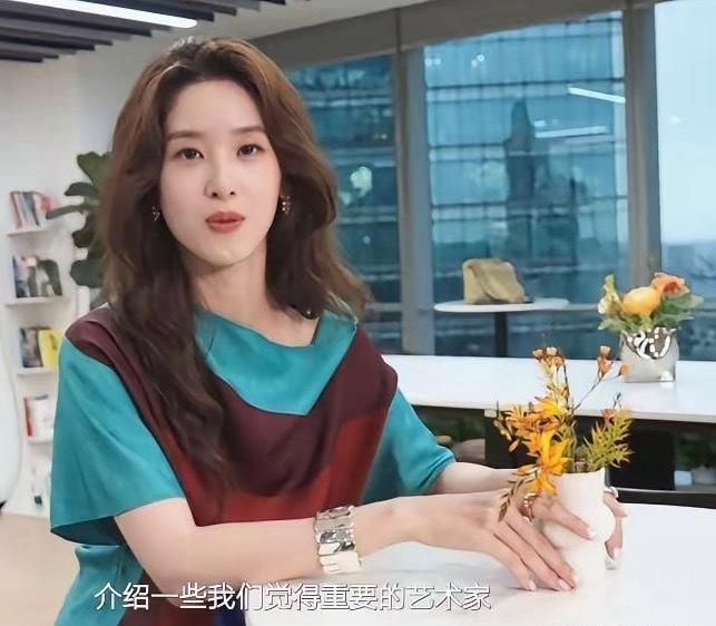 章泽天撞脸刘亦菲妈妈，非常像刘亦菲妈妈年轻时的容颜，一度让网友们误以为是后者。或