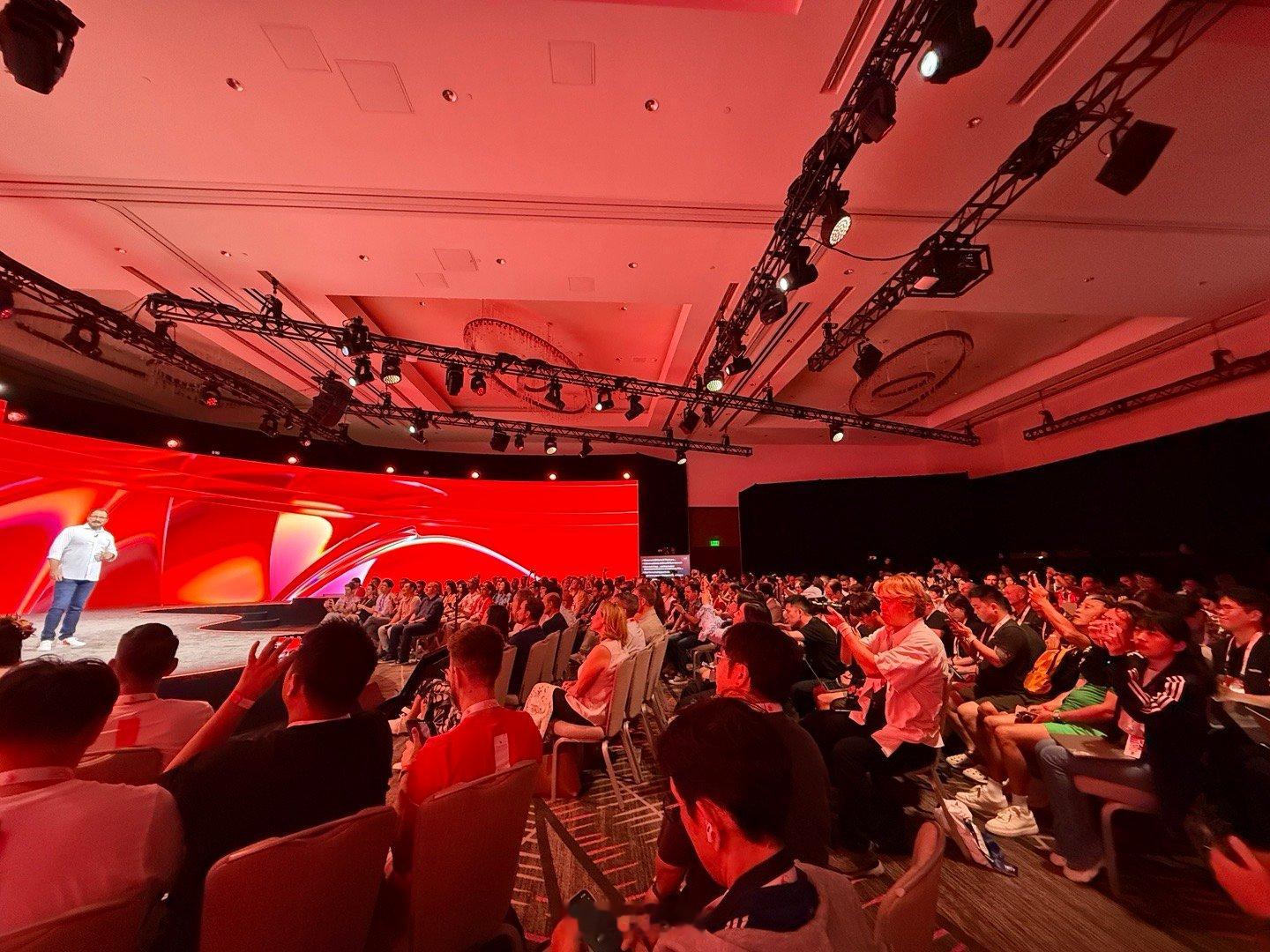 因为北京分会场，夏威夷会场的规模小了很多。安蒙再次提到了中国北京会场，感谢了中国