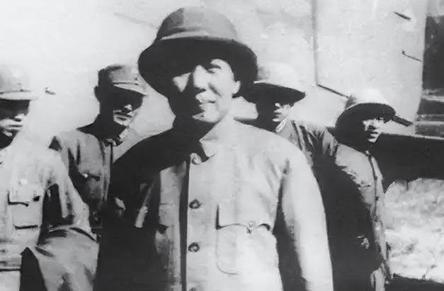 1945年8月毛泽东去重庆谈判，身上的衣物几乎都不是自己的，延安被封锁后，所有领