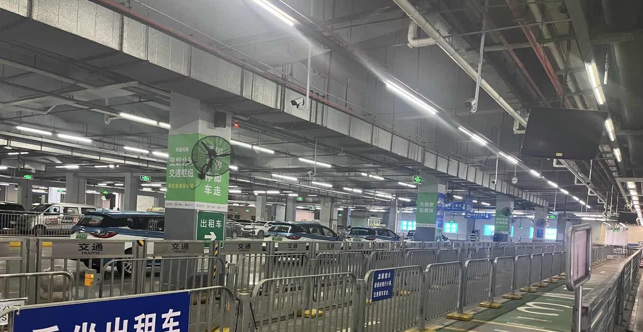 乘高铁回深圳，在深圳北下车后，绝大多数人直接去做地铁或者坐网约车。出租车这一层的