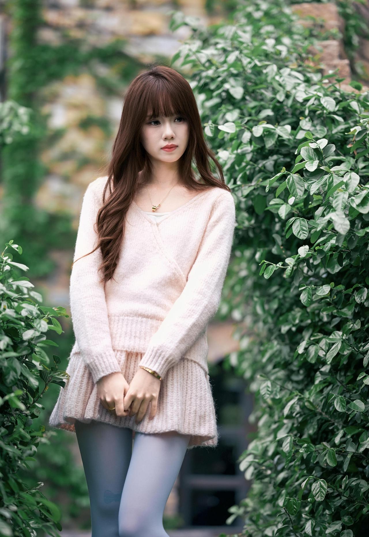 这套是“温柔甜系软妹风”穿搭，浅色调+软糯质感自带清新氛围：-单品选了浅