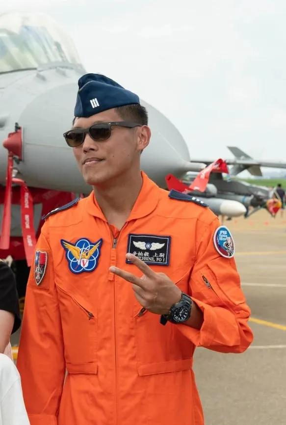 台湾地区空军编号6700的F-16V坠海已经一天多了，搜救队伍仍然没有找到29岁