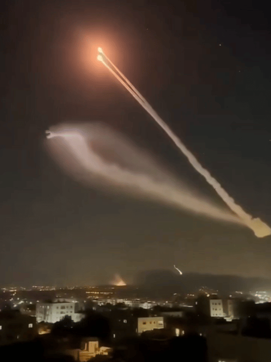 大家注意到没有，伊朗这次用的导弹不同寻常。连续两晚，多弹头集束导弹砸向以色列，那