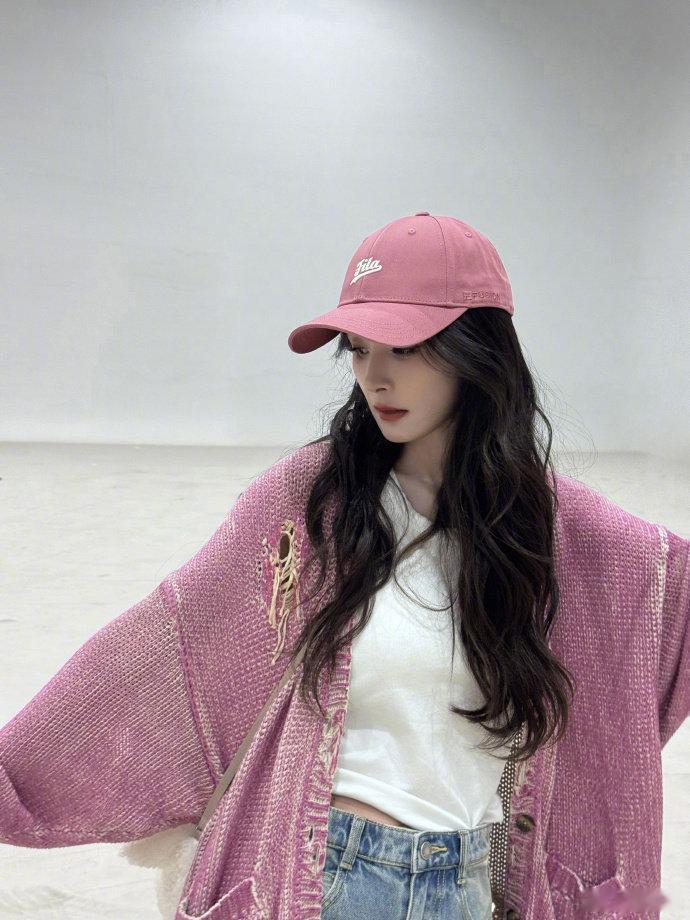 听杨幂说话有种治愈的感觉杨幂说话时那种不经意间的甜软和松弛感，真的能让人瞬间卸