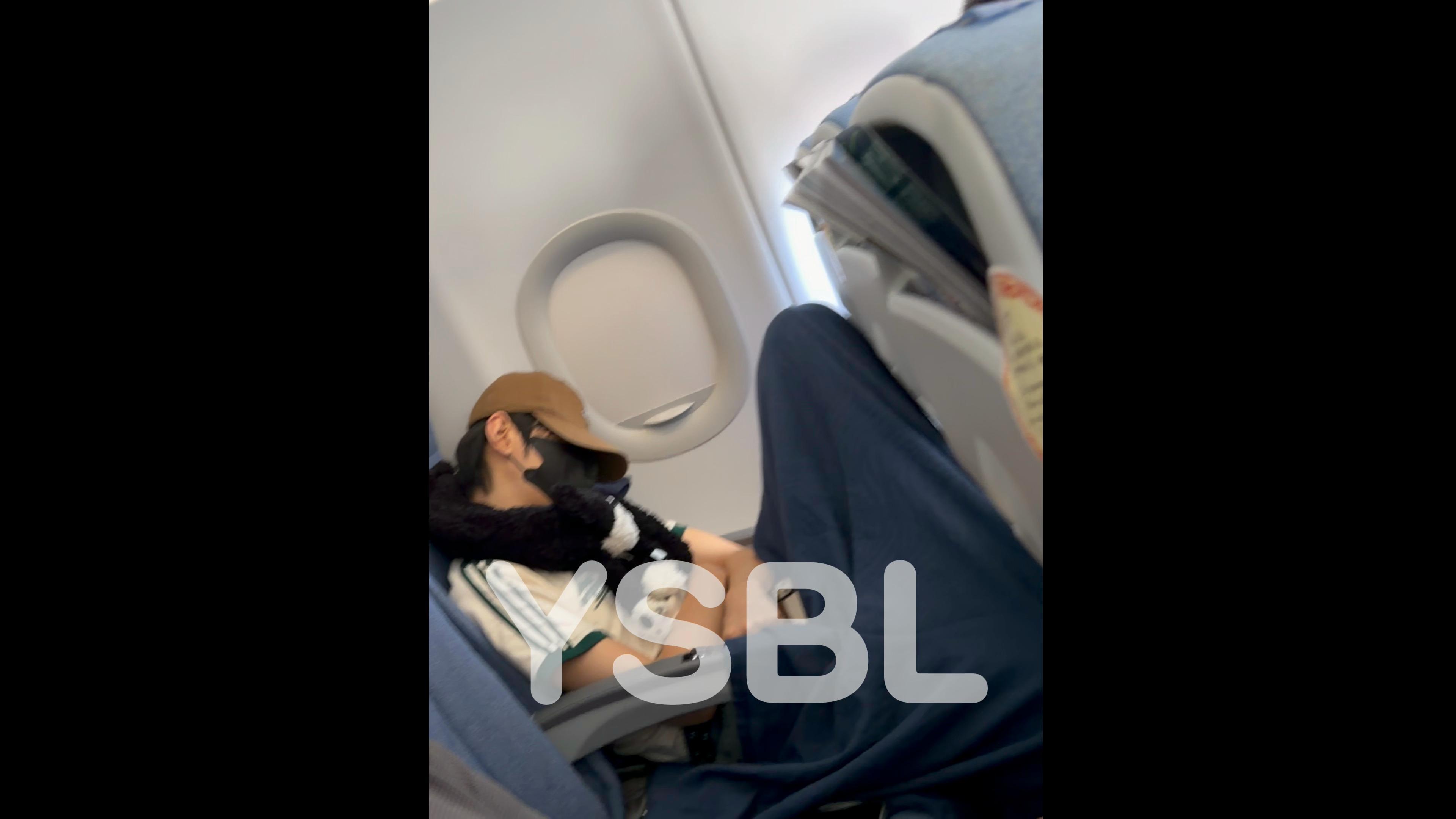 经济舱把我孩子憋屈成这样睡得四仰八叉的