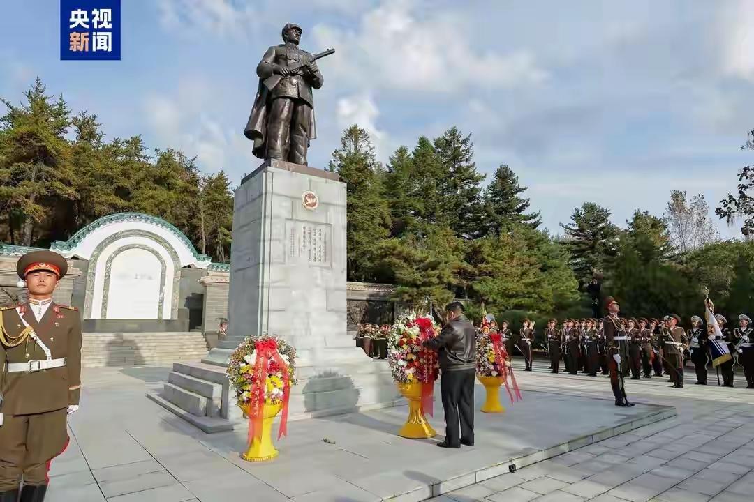 志愿军入朝作战纪念日,金将军到志愿军烈士陵园祭奠。半跪之姿为伟大先辈致敬。自金