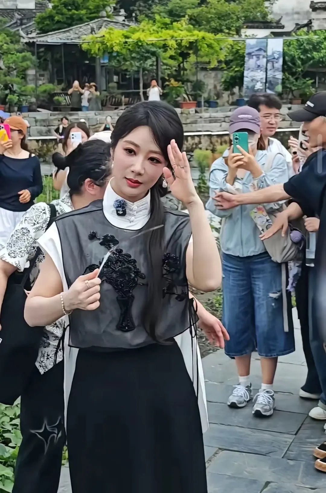 无美颜无滤镜的杨紫！不知道是医美过度了还是有衰老迹象了，反正看着脸已经有点不太正