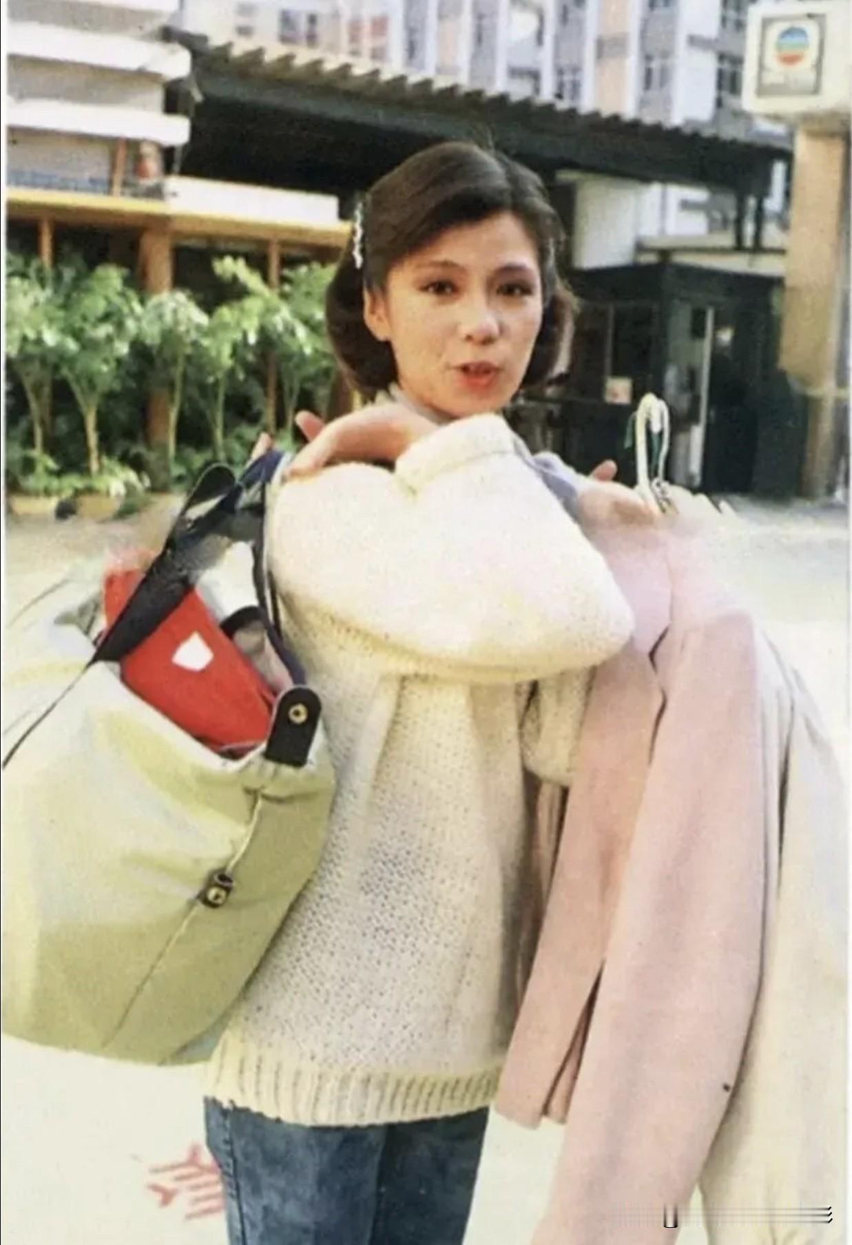 📸背着包包的翁美玲👜镜头里的翁美玲，像一阵风——米白毛衣裹着匆匆步履，牛
