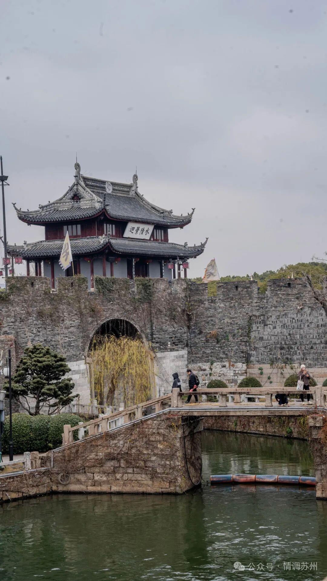 苏州盘门坐落于苏州古城西南角，是一座水陆并列的古城门。它始建于公元前514年，由