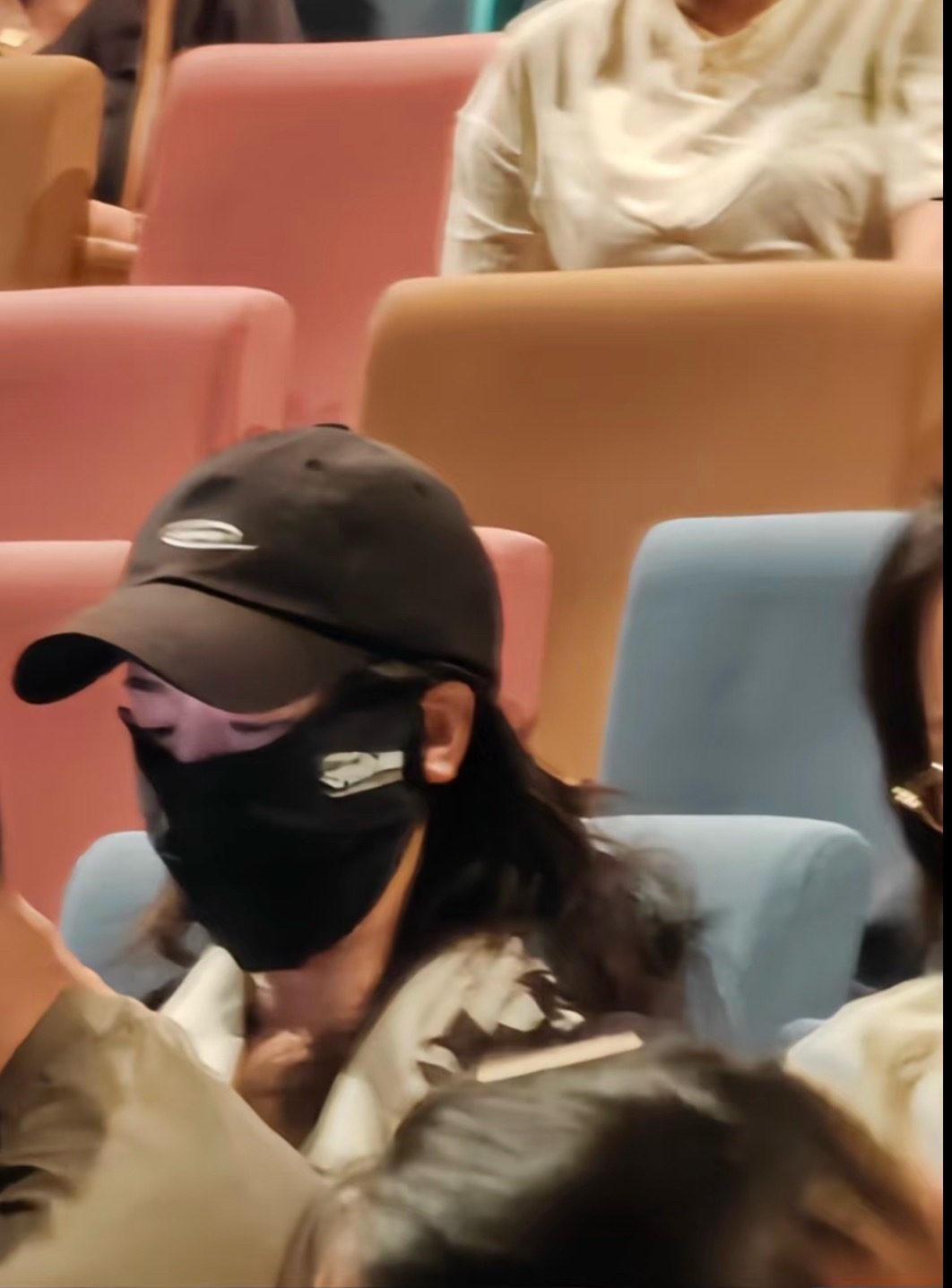 李晟🌻李晟被泼李佳航坐不住了哦莫有人偶遇小李晟和辣目洋子去了谢娜