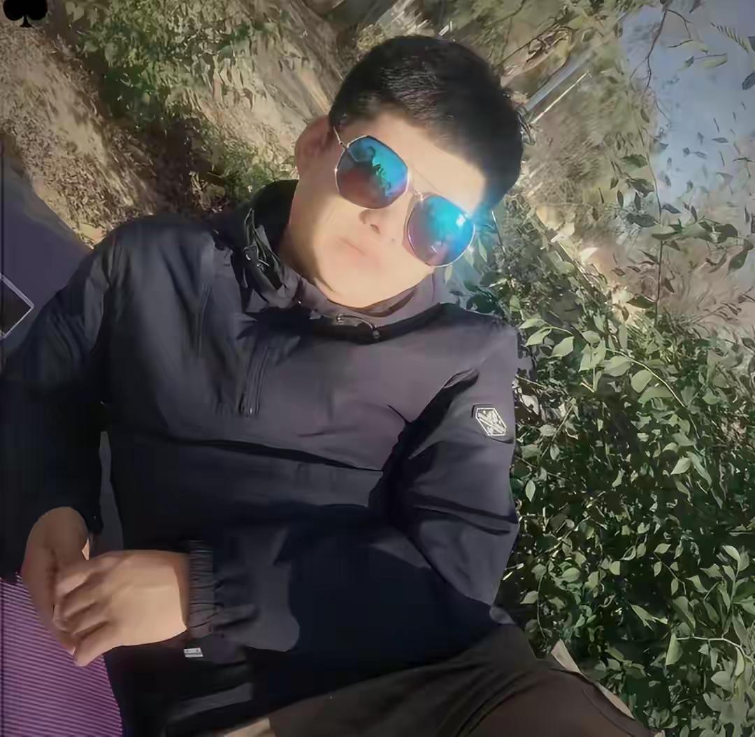 黑龙江一个快递驿站老板杨磊39岁，1月19号在睡觉中去世，应该是累死的，他自从开