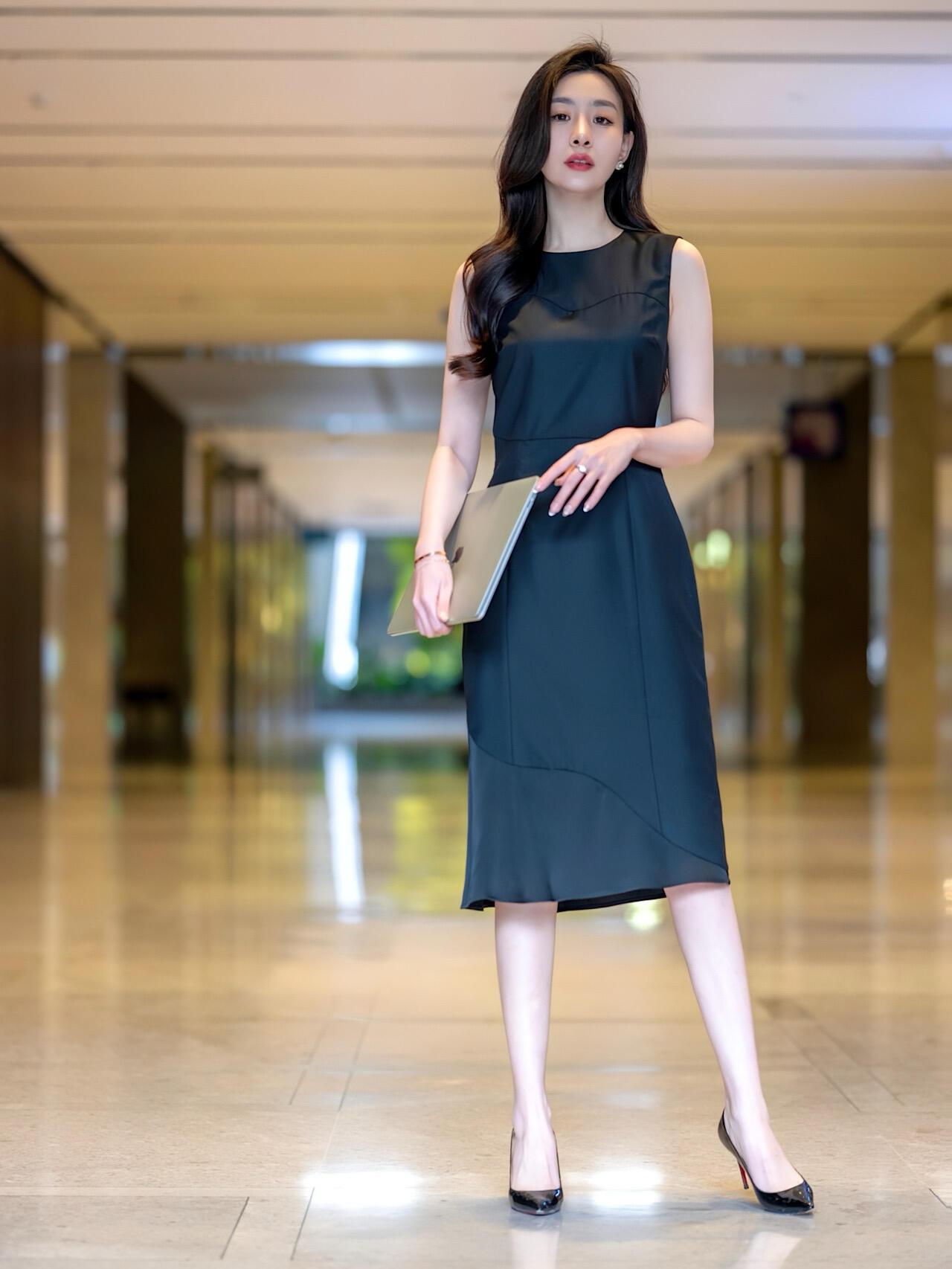 有韵味的女人，就像一杯陈酿，越品越有味道。这种女人懂得自我欣赏，自信积极。不会