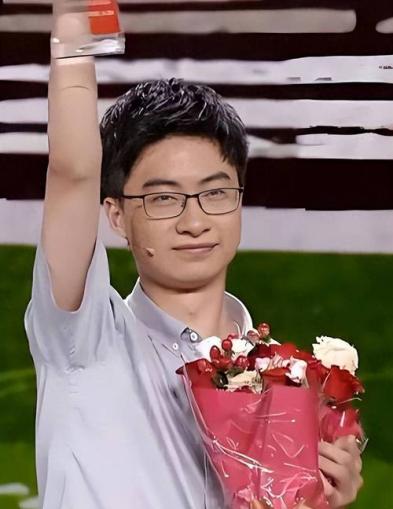 美国关税打压节骨眼上，中国一个27岁的年轻人站了出来。他叫庞众望，清华精密仪