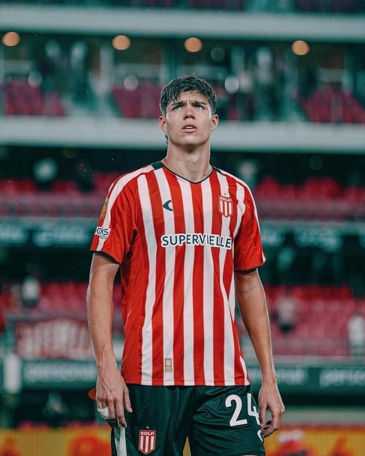 🚨效力于阿根廷拉普拉塔大学生队23岁后卫托马斯·帕拉西奥斯斯进入阿根廷国家队视