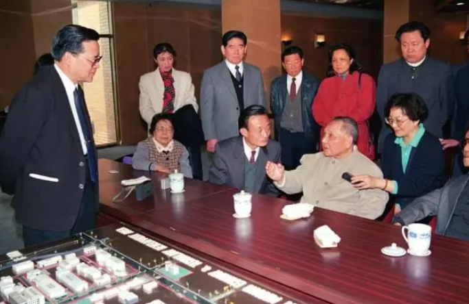 1992年2月12日，邓小平在上海闵行经济开发区参观视察，提出要加快上海的发展。