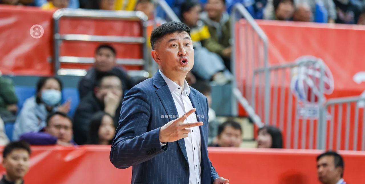原来杜峰这样“威胁”球员，不进步都难！广东男篮战胜天津取得8连胜赛后，杜峰指导