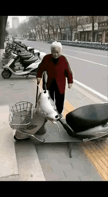 大妈，你是想骑车还是想跨过去？如果骑车年龄不允许啦，想跨过去为什么不多绕几步路，