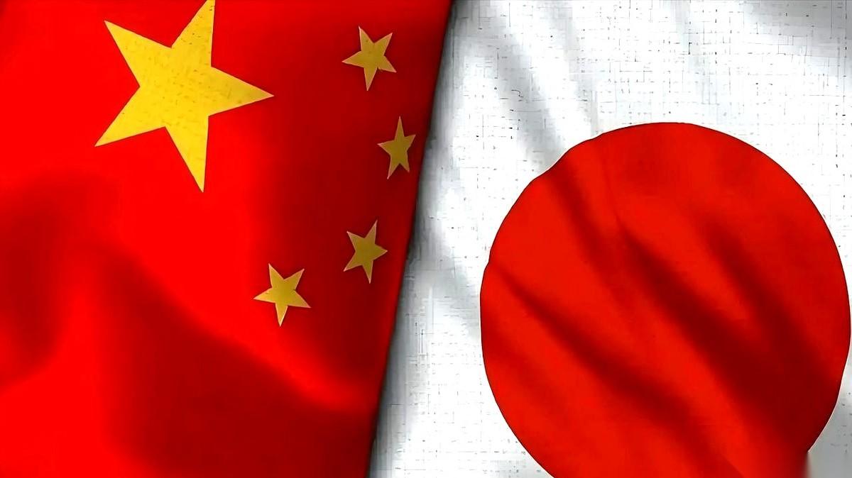 环球时报最近透出的几组消息拼在一起，画面相当扎心：日本这回，不是被谁一脚踹翻的，