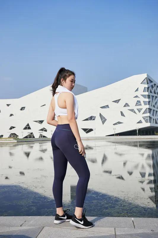 现在瑜伽裤外穿挺常见，但吐槽声也不少。有人跟风穿，却踩了雷。它的紧身