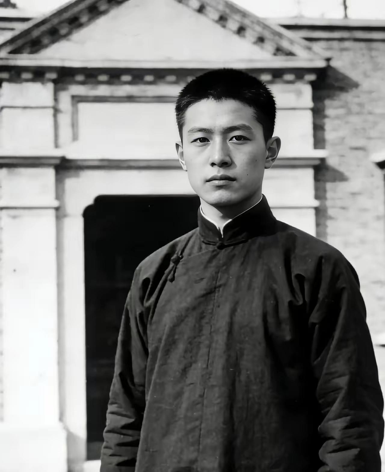 先烈陈乔年被敌人杀害后，找到遗体时，身体无一处完好的地方。姐姐去收尸，由于悲愤过