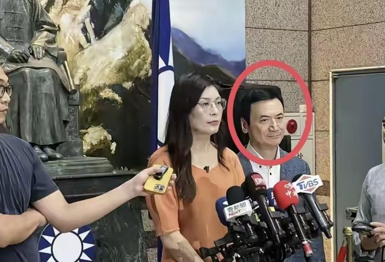 大家经常关注台湾大选的人应该会发现，郑丽文身边有一个重要的人，就是杨永明。 