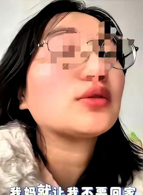 陕西姑娘远嫁重庆,大年临近,抱着七个月大的孩子，准备回家过年。她给母亲打电话报平