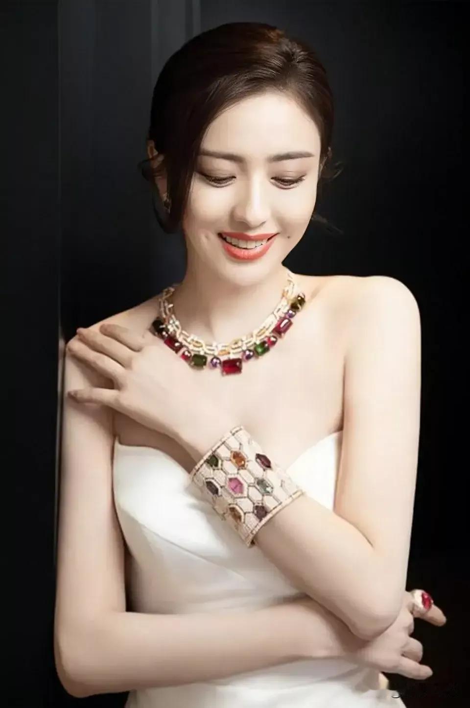 下面美女让人美的移不开眼睛！超级迷人美女娇艳养眼美女美丽动人，扣人心弦，端庄