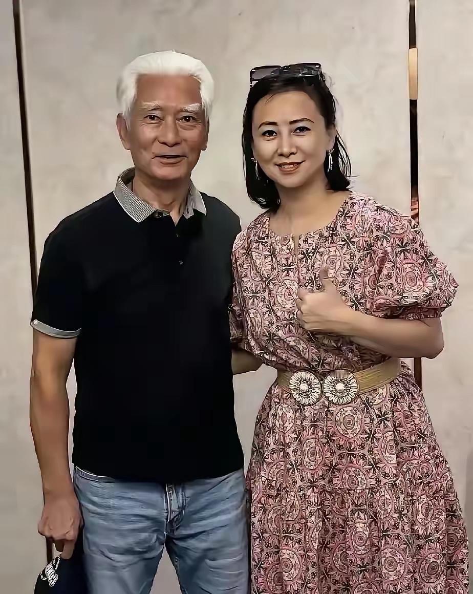 57岁的翁虹头发还乌黑，她穿着碎花连衣裙，梳着简单的发型，身材很不错，现实中真人