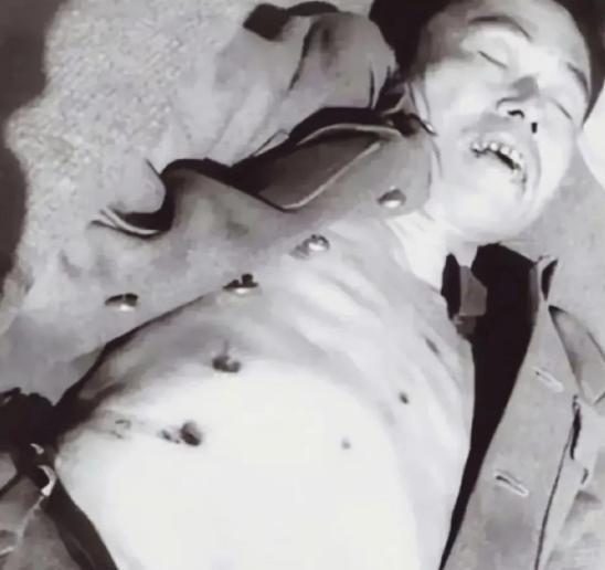 1949年淮海战场，解放军打扫战场时，竟然把已经埋好了的敌人尸体一具具挖出来，只