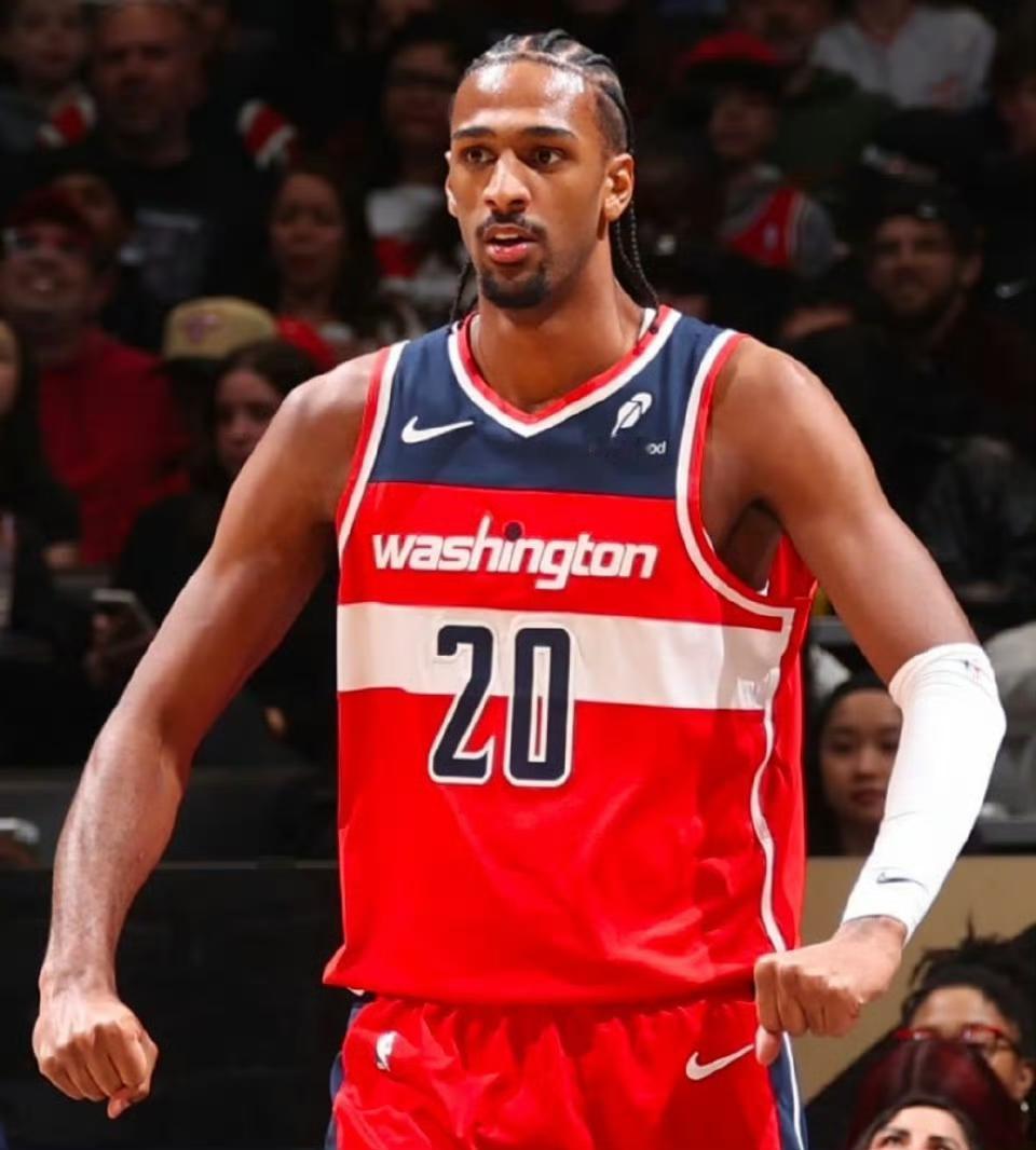 有一说一，里萨谢和萨尔根本不在一个级别！！里萨谢:20岁，打前锋位置，24