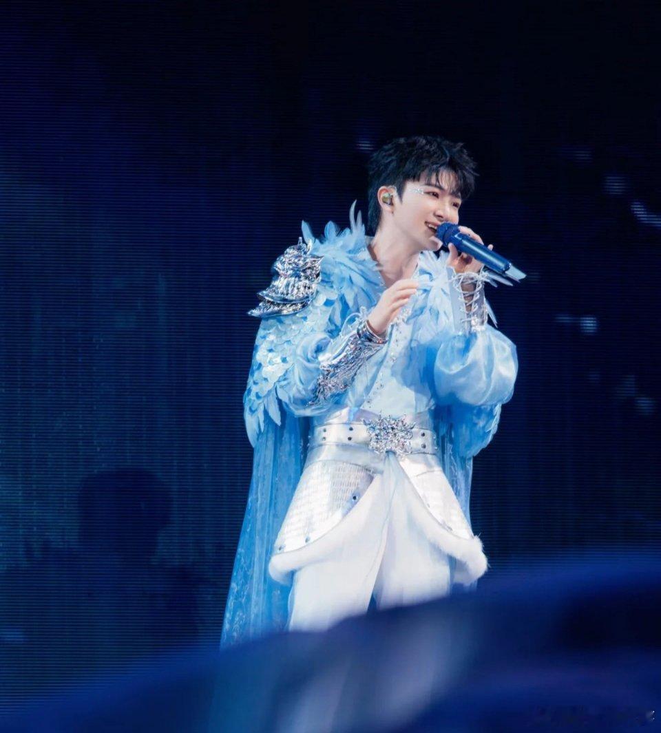 周深和歌迷互动，问“我们缘分不浅，因为我叫”，歌迷喊“周深”，他却狡黠一笑：“我